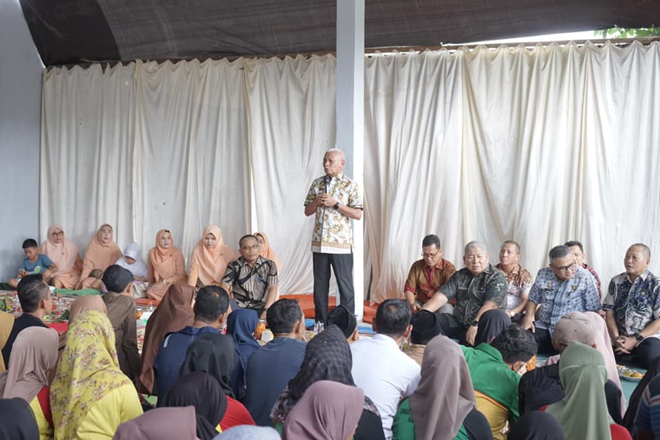 mendampingi_bupati_serahkan_pakaian_THL_2