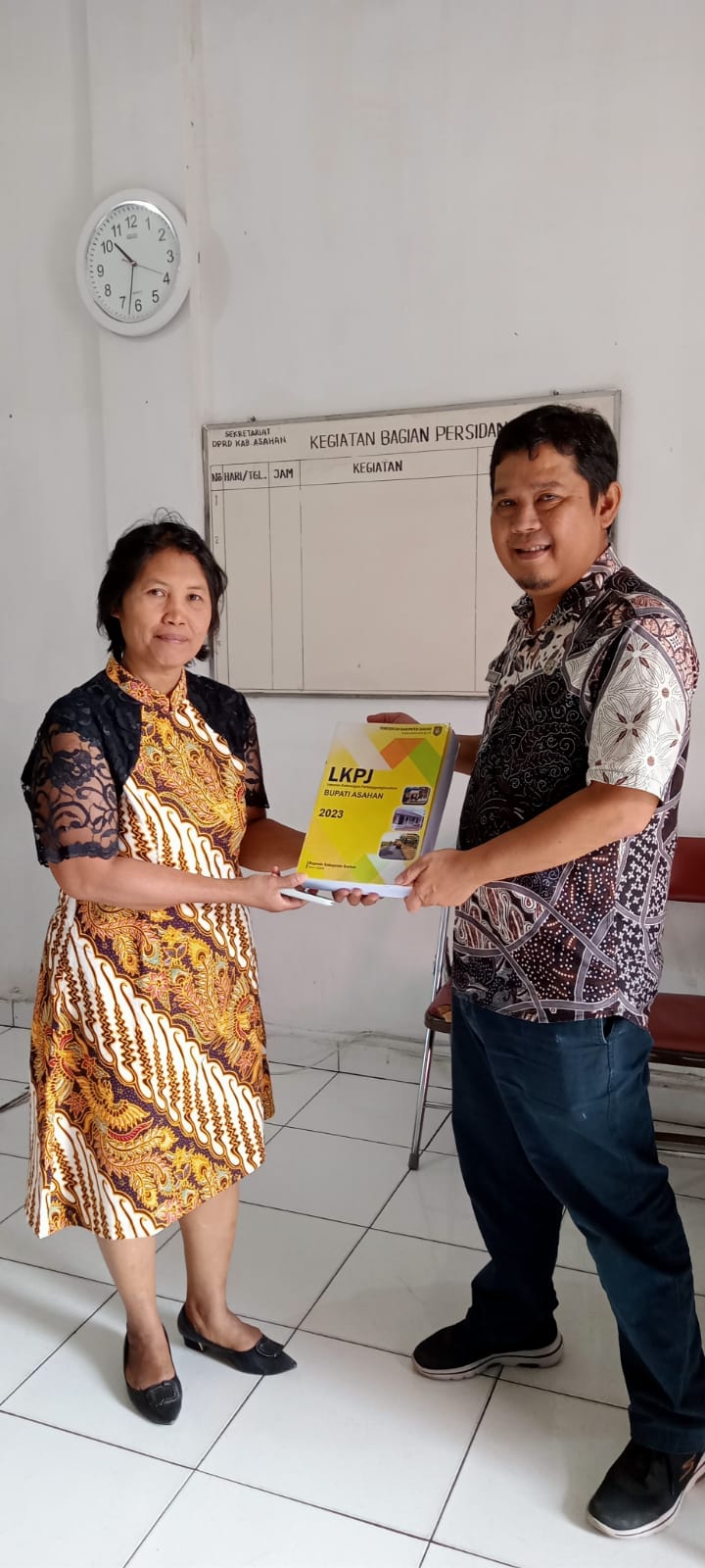 penyerahan_buku_LKPJ_Bupati_Asahan_TA-_2023_ke_DPRD_Kab-_Asahan